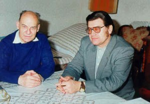 Na obrázku dr. M. Dvořák (vpravo) s českobrodským děkanem P. Jaroslavem Vystrčilem na faře v Českém Brodě. Foto archiv KB